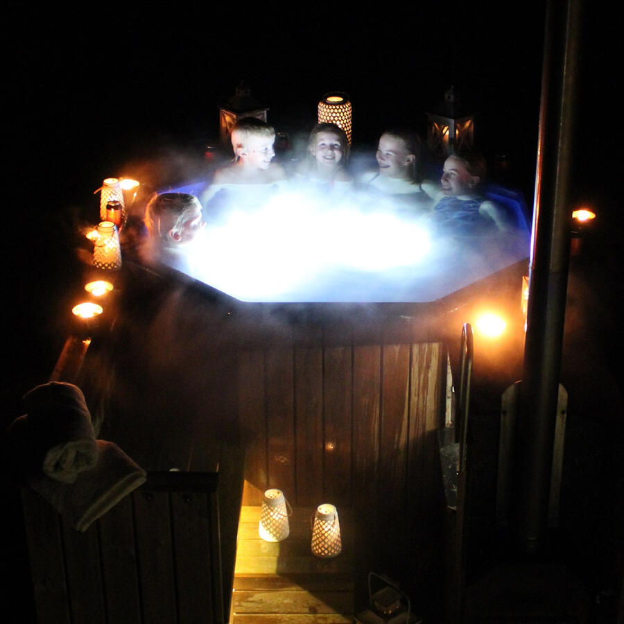 Paljuun mahtuu monta kylpijää